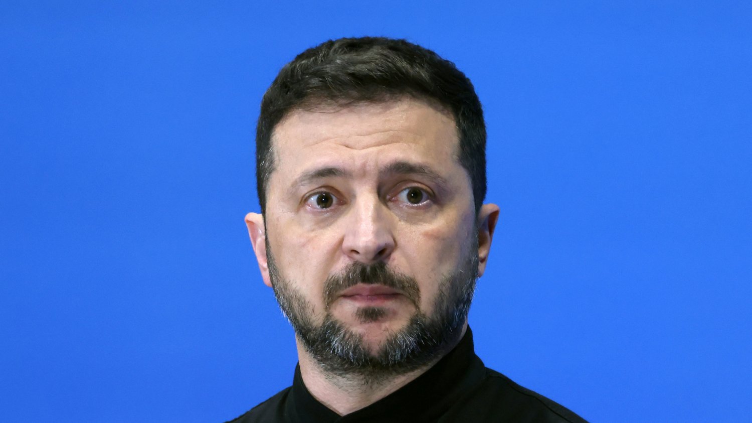 Kapituła podejmie decyzję w sprawie orderu Zełenskiego. Decyzja o UPA zmieniła wszystko Wołodymyr Zełenski patrzy smutnym wzrokiem
