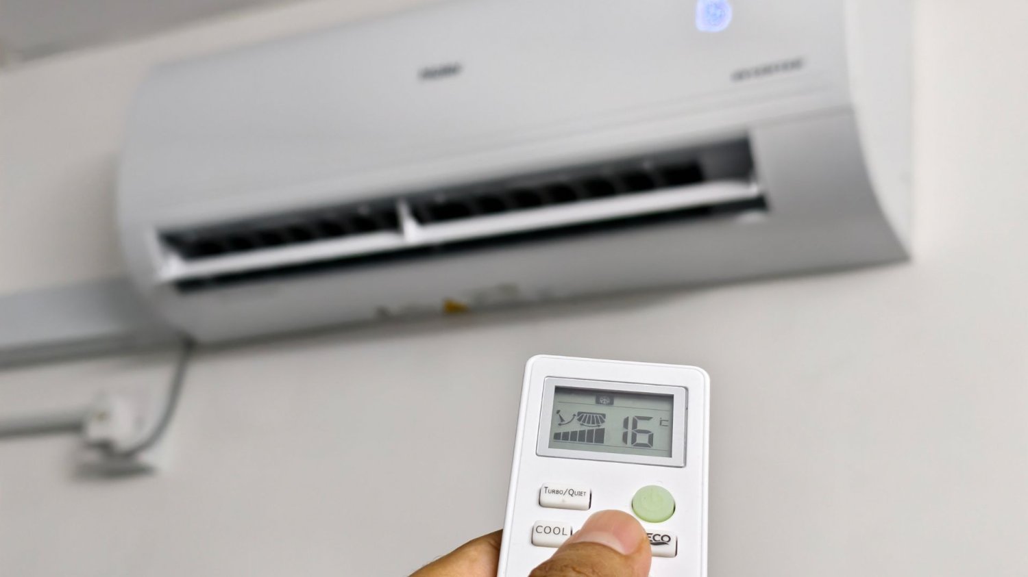 Co zamiast klimatyzacji w domu? Włosi stosują trik z butelką, który działa klimatyzacja w domu