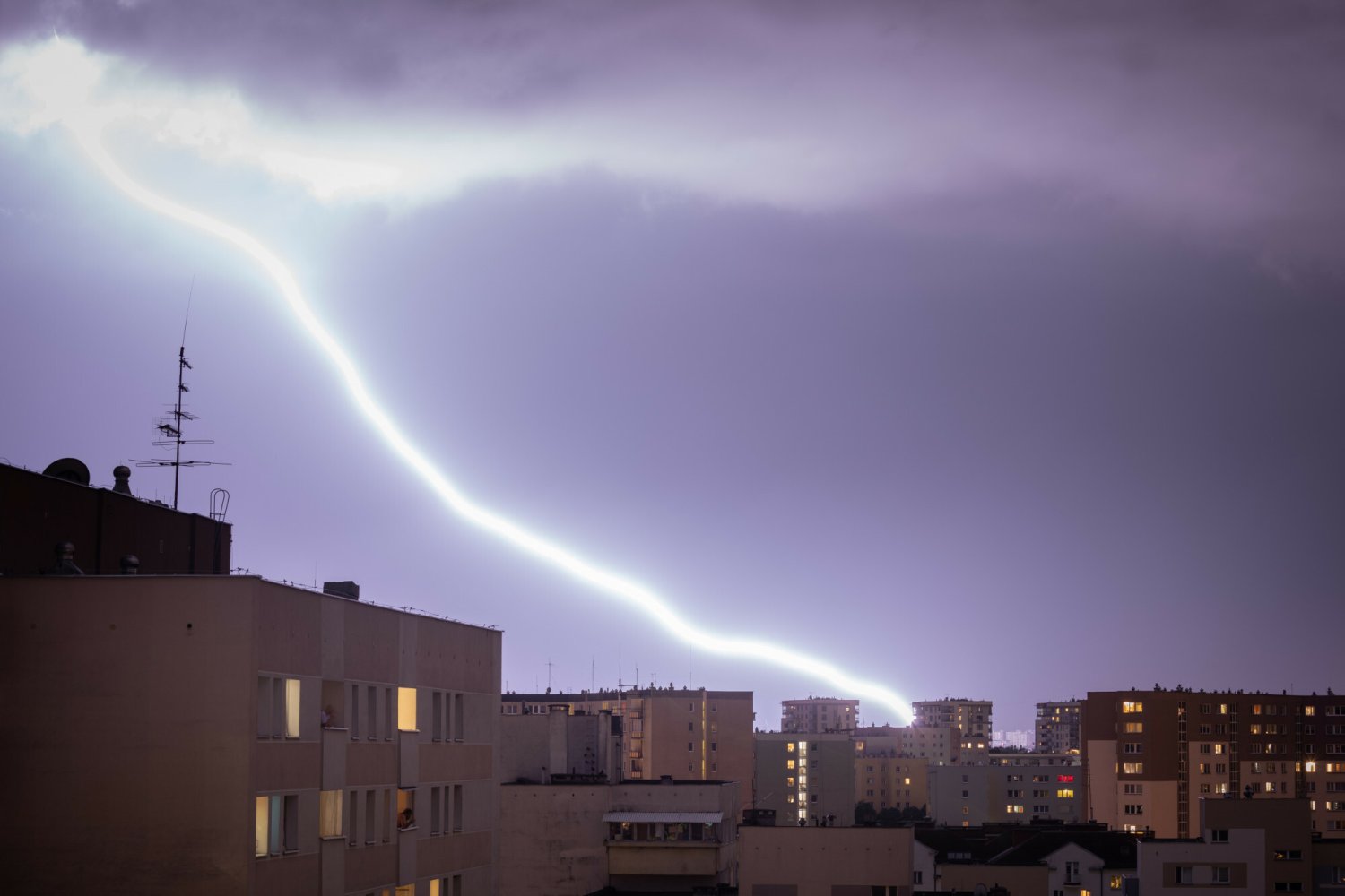 W ostatnim czasie w Polsce często występują burze. W niedzielę podczas jednej z nich w Węglińcu zostało porażonych piorunem siedem osób.