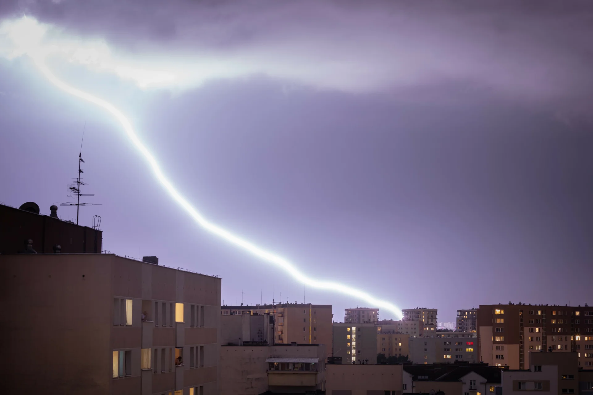 W ostatnim czasie w Polsce często występują burze. W niedzielę podczas jednej z nich w Węglińcu zostało porażonych piorunem siedem osób.