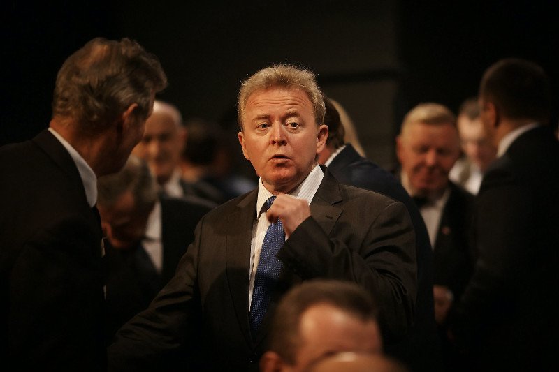 Janusz Wojciechowski, były poseł który z rekomendacji PiS zasiada w Europejskim Trybunale Obrachunkowym, spędza wolny czas na Twitterze rozwijając hipotezę "tajemniczego błota".