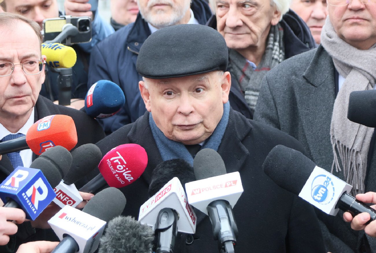 Jarosław Kaczyński pod Trybunałem Konstytucyjnym. Broni Julii Przyłębskiej.