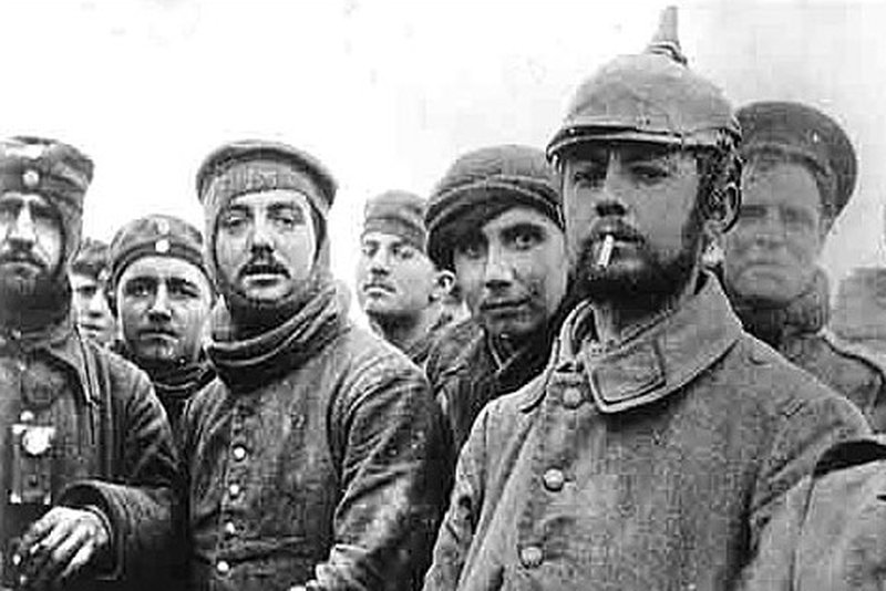 Uczestnicy rozejmu pozują do wspólnej fotografii.