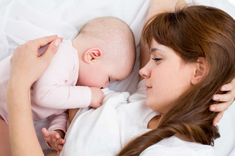 Tusk zapowiedział w expose przedłużenie urlopu macierzyńskiego z 6 miesięcy do roku.