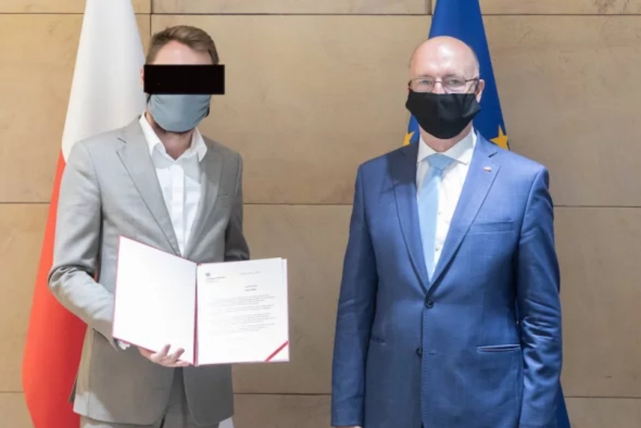 Edgar K. dalej znika z rządowych stron. Brak zdjęcia z Wawrzykiem