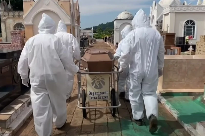 Sytuacja w Brazylii jest dramatyczna, padają kolejne rekordy zgonów. Kadr z BBC News.
