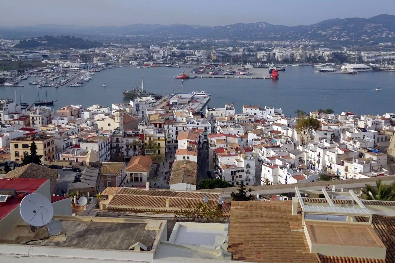 Ceny wynajmu mieszkań na Ibizie wzrosły tak, że wiele osób stać jedynie na życie w samochodzie