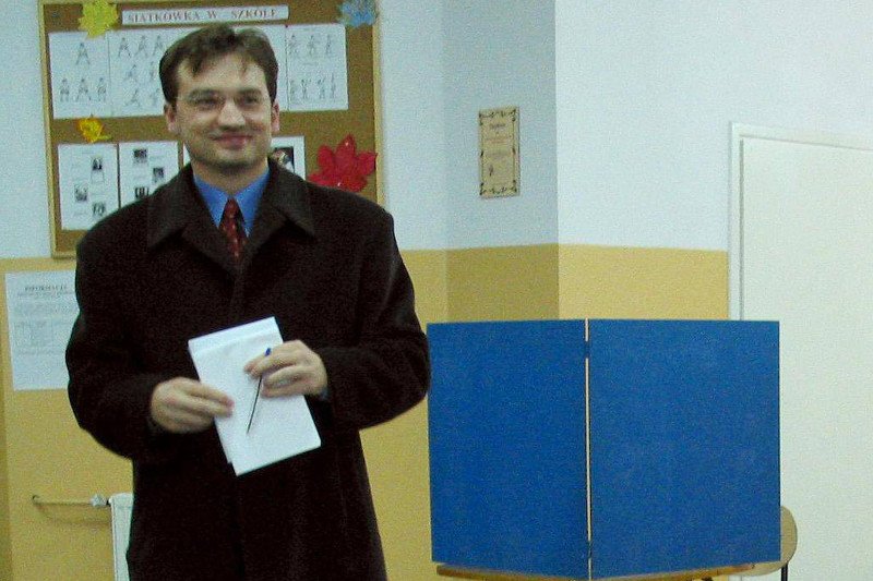 Zdjęcie Zbigniewa Ziobry z 2002 r., gdy z ramienia PiS kandydował na prezydenta Krakowa. Studia na UJ skończył 8 lat wcześniej – najpewniej razem z jednym z bohaterów afery KNF.