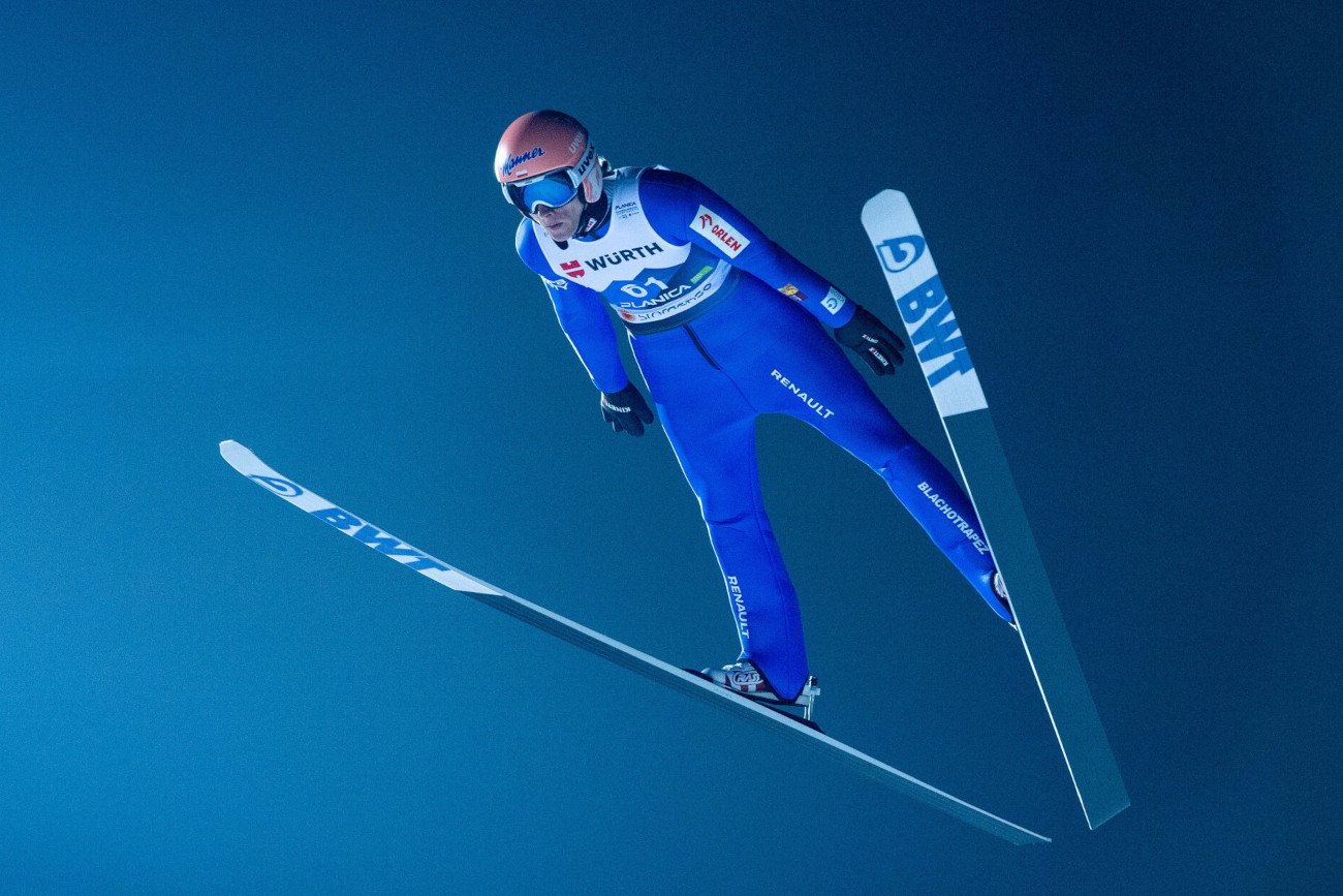 Dawid Kubacki (na zdjęciu) i Kamil Stoch znaleźli się na podium podczas piątkowego konkursu w Planicy.