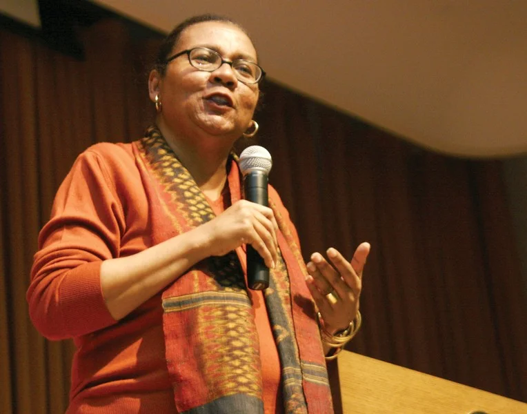 Na zdjęciu bell hooks.