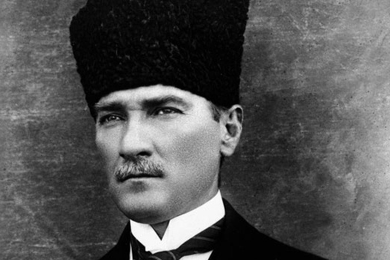 Kemal Ataturk to pierwszy prezydent Republiki Turcji. Państwo Erdogana właśnie ruguje go z historii