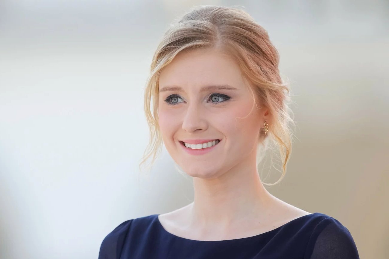 Kinga Duda przyłapana. Pojechała limuzyną SOP z kotem do weterynarza