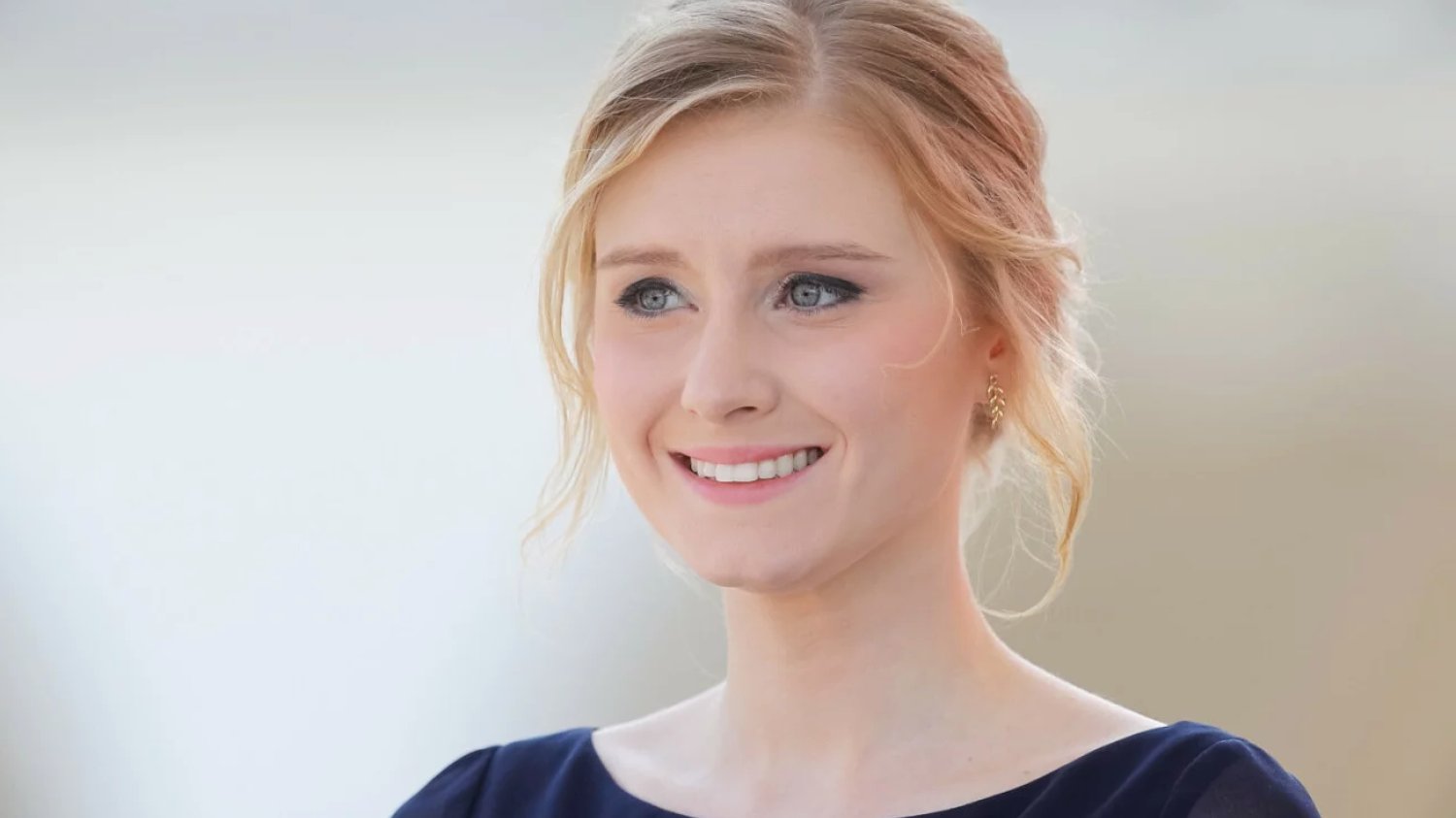 Kinga Duda przyłapana. Pojechała limuzyną SOP z kotem do weterynarza