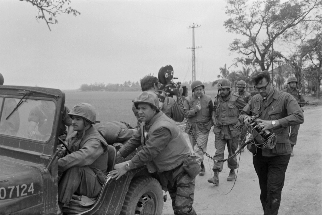 Jak amerykańscy dziennikarze relacjonowali wojnę w Wietnamie? Na zdjęciu relacja z bitwy pod Hue, 20.02.1968 rok. Z mikrofonem – Walter Cronkite z CBS.