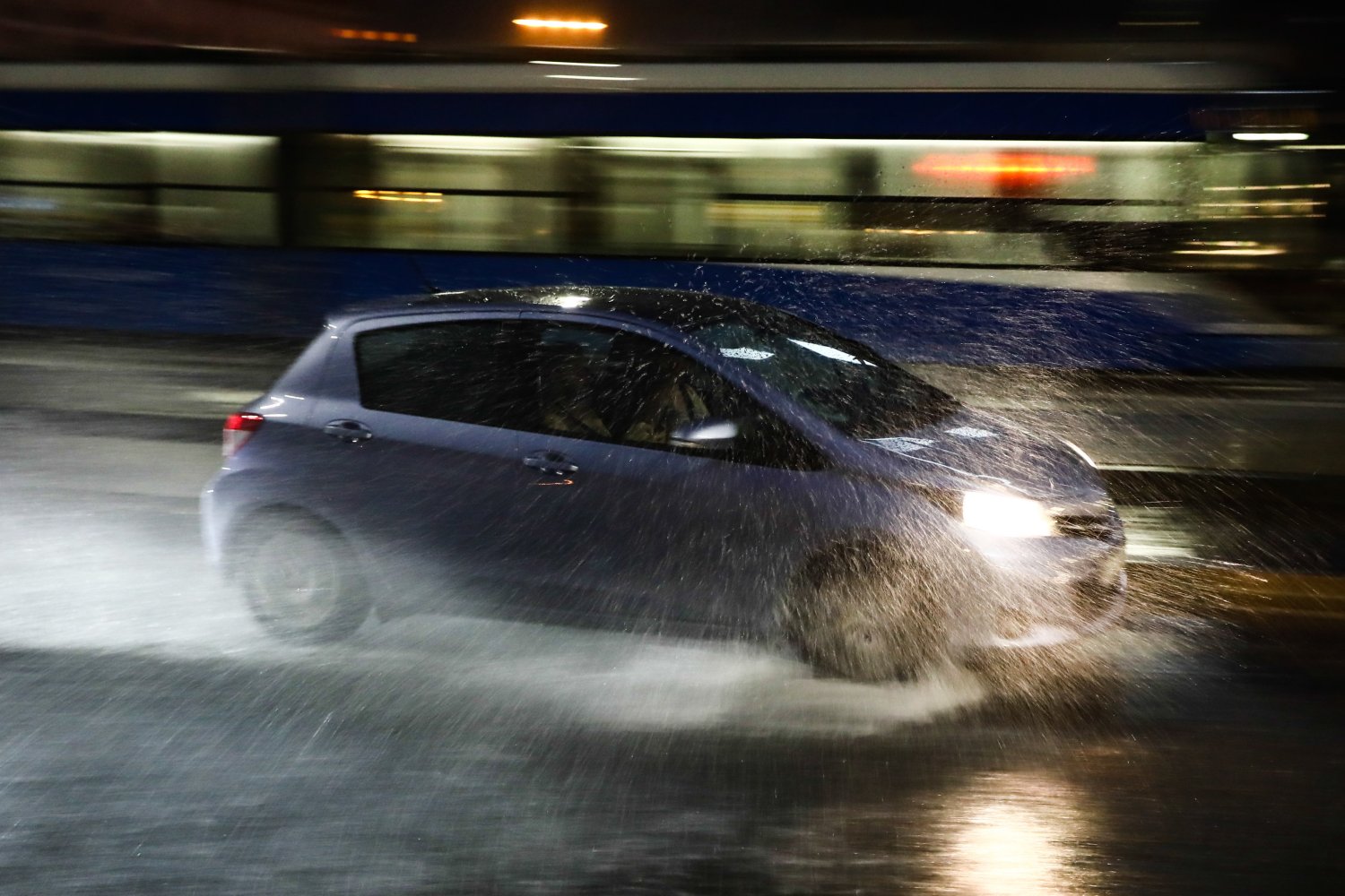 Wał powodziowy na Bieżanowie zalał miasto. Kraków pod wodą.