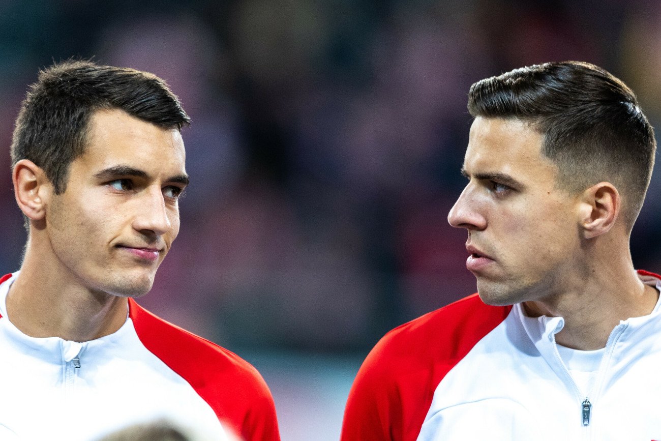 Jakub Kiwior i Jan Bednarek (z lewej) to polscy obrońcy, którzy są zawodnikami klubów z angielskiej Premier League.