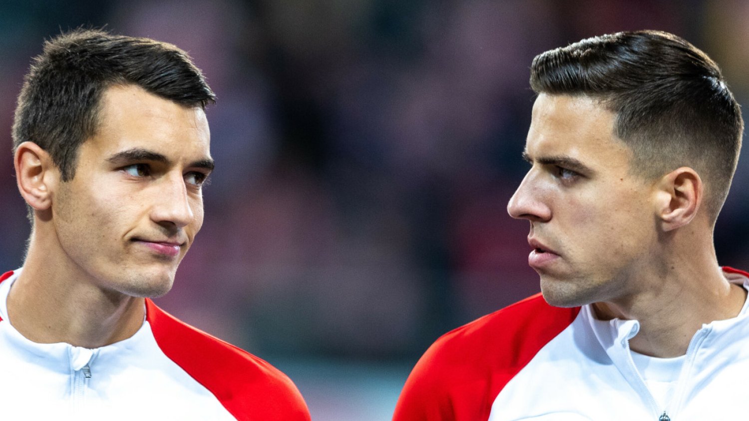 Jakub Kiwior i Jan Bednarek (z lewej) to polscy obrońcy, którzy są zawodnikami klubów z angielskiej Premier League.