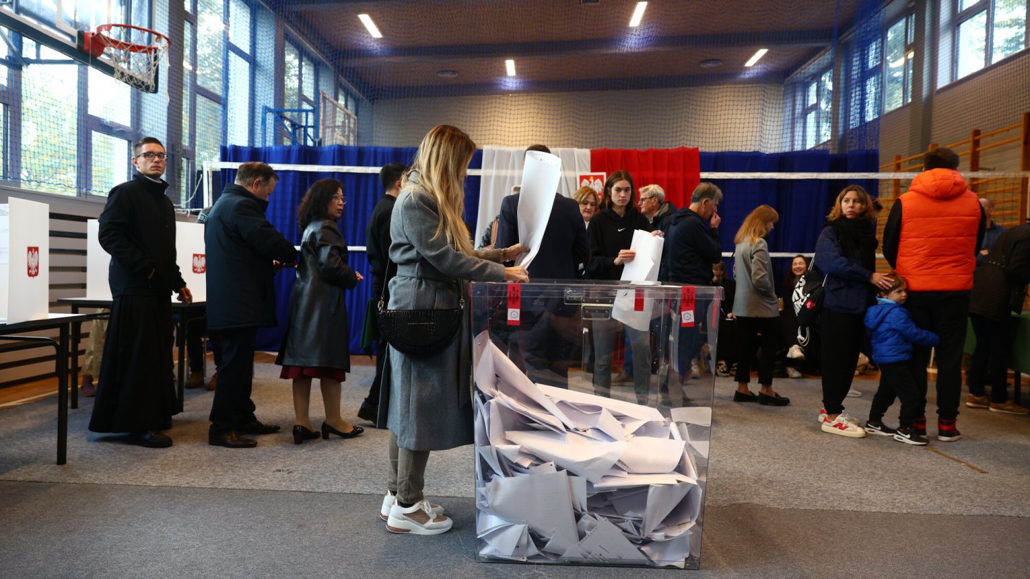 Tłumy przed lokalami wyborczymi.