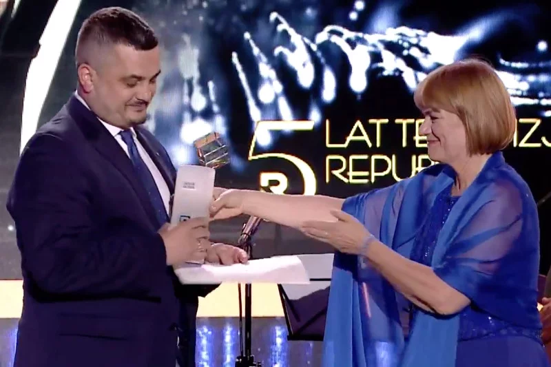 Krzysztof Sobolewski w imieniu Jarosława Kaczyńskiego odebrał nagrodę z rąk redaktor naczelnej Telewizji Republika Doroty Kani.
