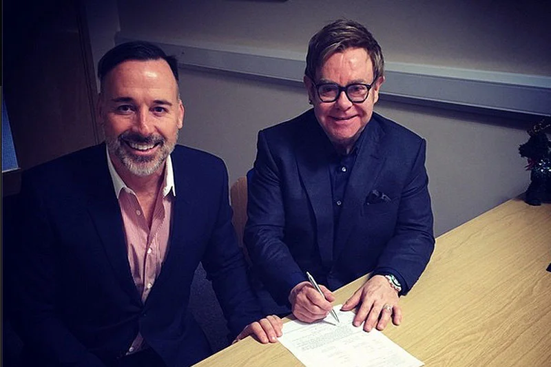 Elton John i David Furnish podczas załatwiania formalności niezbędnych przed ślubem.