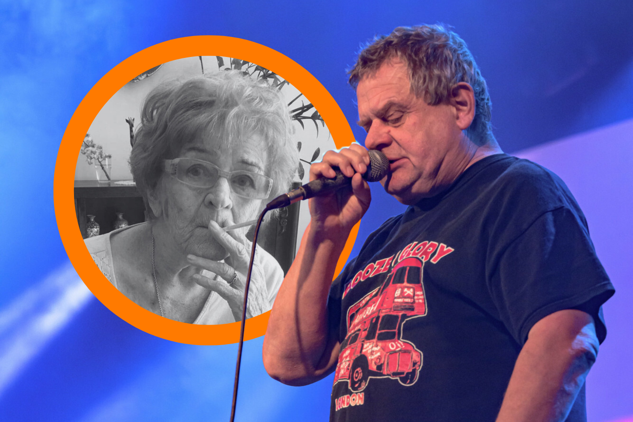 Nie żyje matka Kazika Staszewskiego. Na zdjęciu piosenkarz przy mikrofonie, obok w kółku zdjęcie jego mamy, Krystyny.