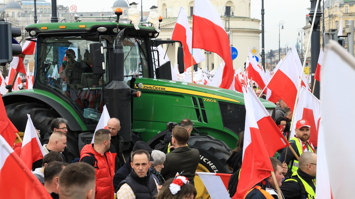 Rolnicy zakorkowali stolicę. Nie chcą Mercosur Rolnicy podkreślają, że umowa może podważyć sens unijnych standardów.