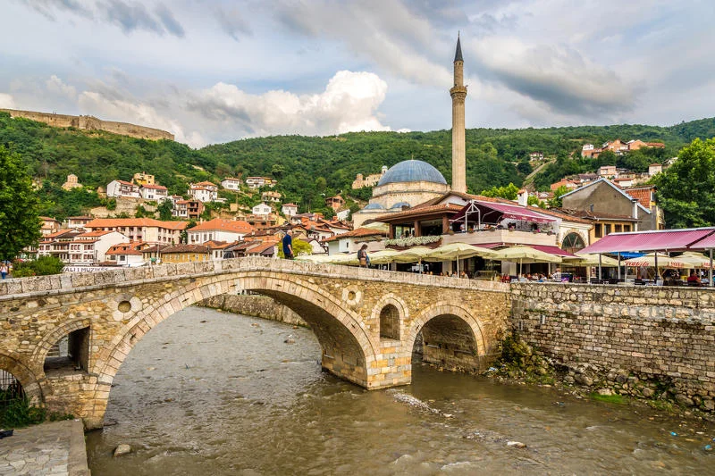 Most w stolicy Kosowa - Prisztinie.