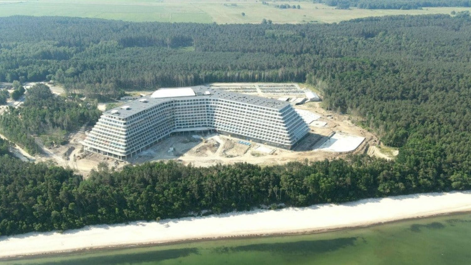 Hotel Gołębiewski ma termin otwarcia. "Mini Dubaj" nad Bałtykiem rusza już zaraz Hotel Gołębiewski Pobierowo