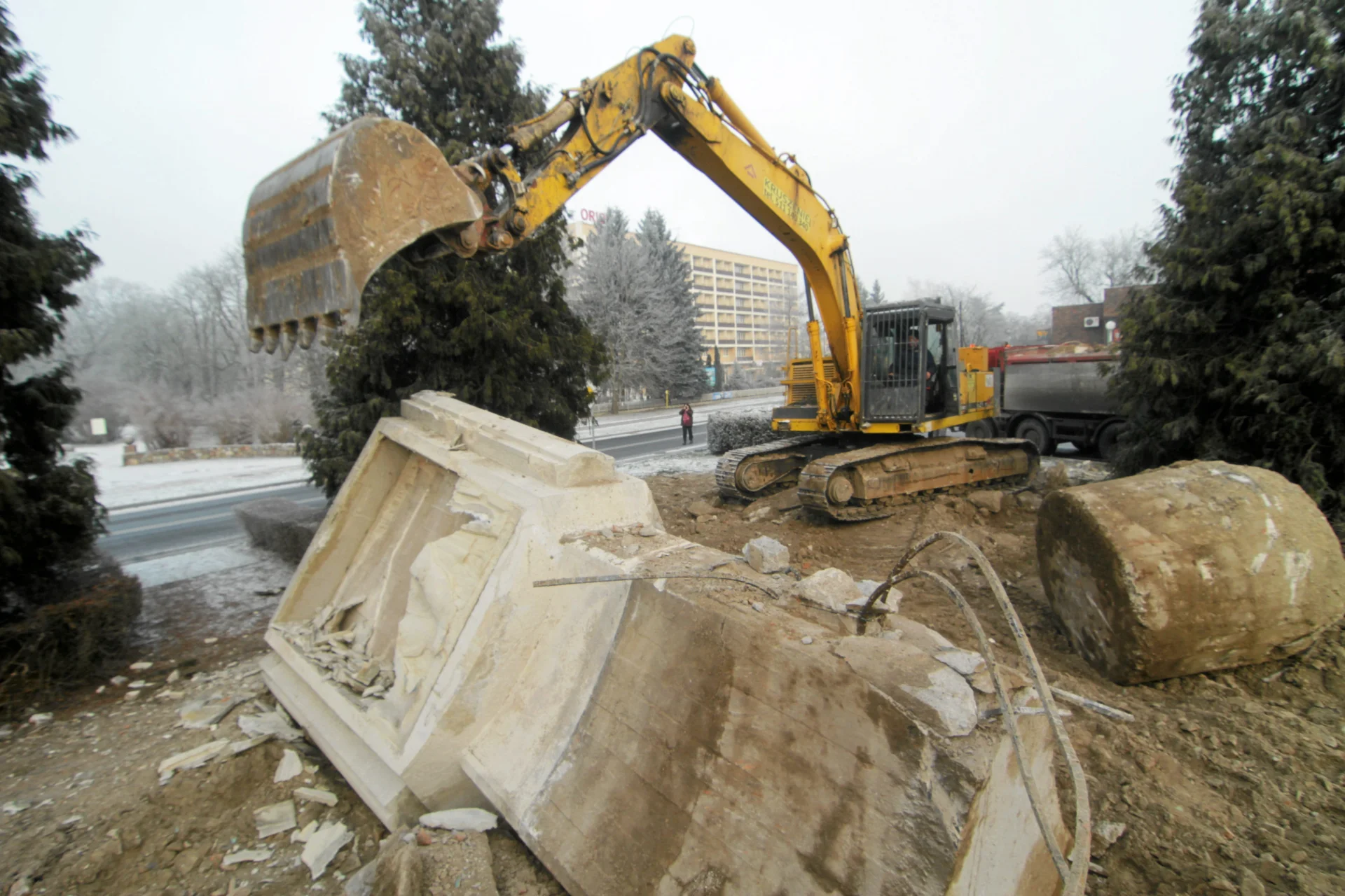 Ciechocinek. 2014. Rozbiórka Pomnika Wdzięczności i Braterstwa Armii Radzieckiej i Wojska Polskiego.