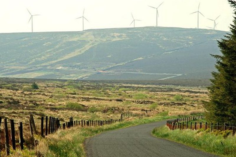 Jedna z dróg w hrabstwie Antrim. Zdjęcie ilustracyjne.