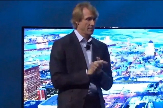 Michael Bay podczas prezentacji telewizorów Samsunga