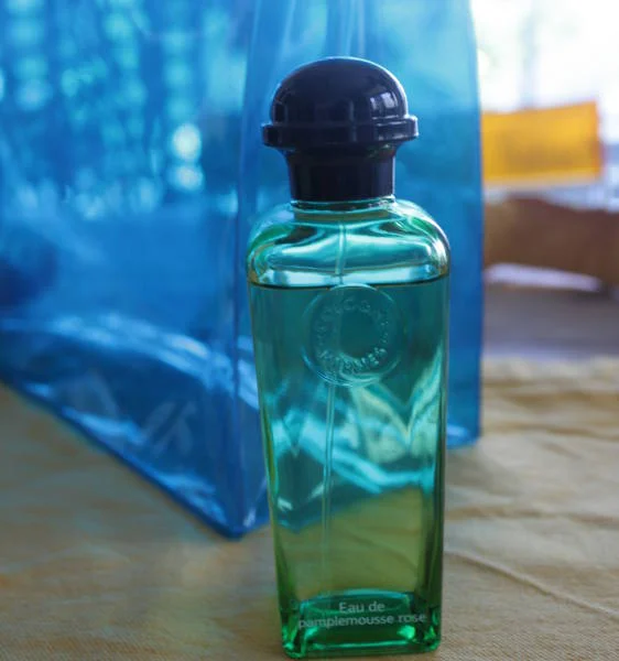 Wody kolońskie są dobre i dla niej i dla niego. Jak Eau de Pamplemousse Rose Hermes
