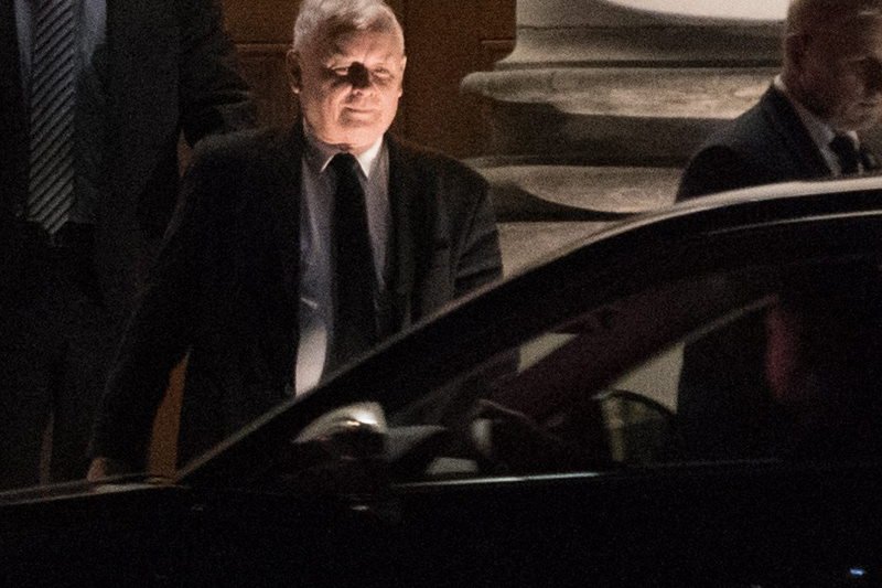 Jarosław Kaczyński rozpatruje różne scenariusze politycznej jesieni.