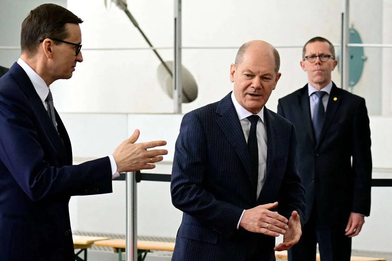 Rząd PiS miał zgłaszać Olafowi Scholzowi zbyt wygórowane oczekiwania ws. pomocy w uzupełnieniu zasobów Wojska Polskiego czołgami Leopard Premier Polski Mateusz Morawiecki i kanclerz Niemiec Olaf Scholz