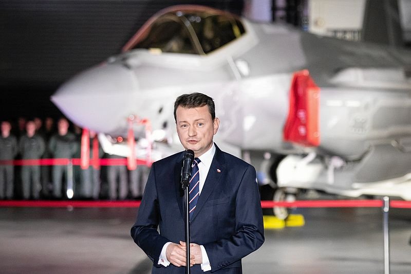MON wreszcie komentuje kontrowersje wokół niekorzystnego dla Polski zakupu myśliwców F-35. Rząd PiS zapłaci Amerykanom 4,6 mld dolarów, ale Polacy dostaną tylko krótki serwis i nie mogą liczyć na offset.