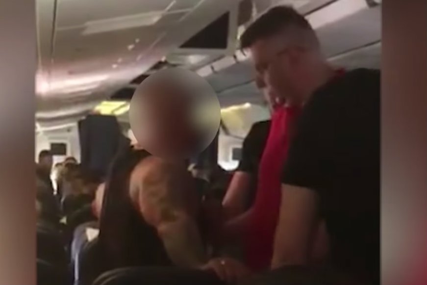 Polak, który leciał na Madagaskar, wszczął awanturę na pokładzie.