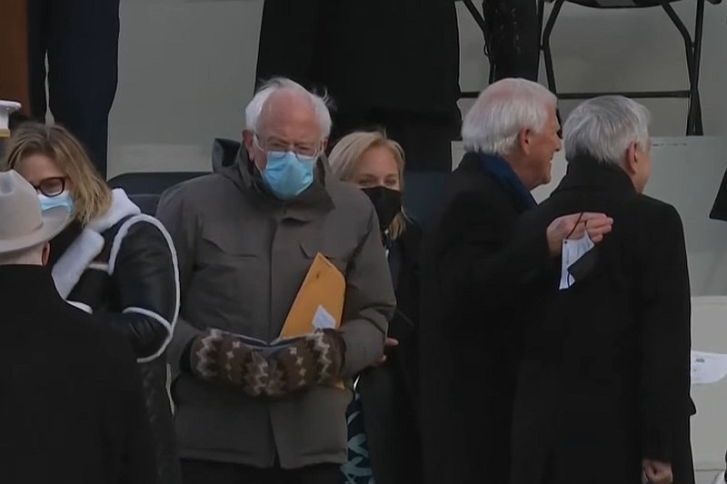 Bernie Sanders skradł show podczas inauguracji Joe Bidena. Senator Bernie Sanders skradł show podczas inauguracji Joe Bidena.