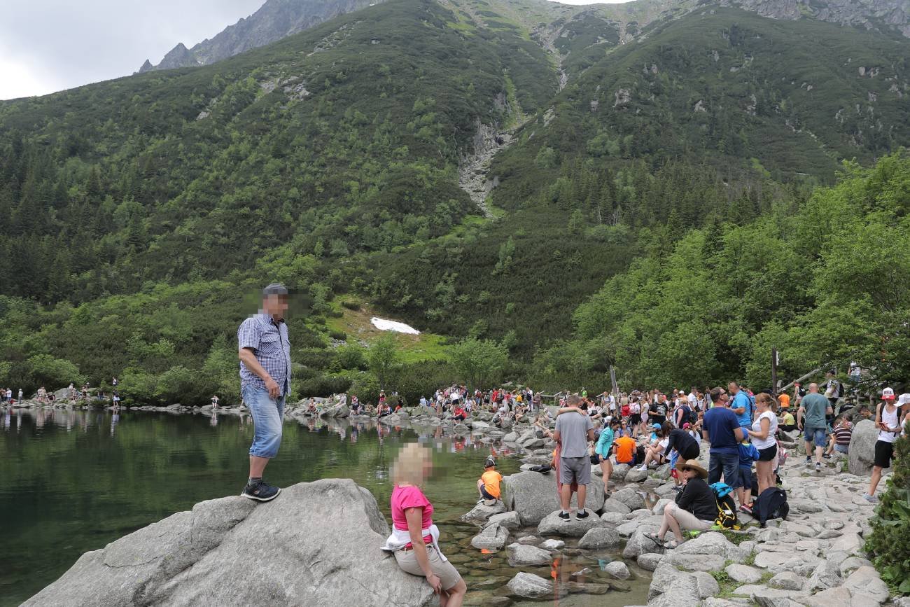 W ostatnich dniach w Tatrach i Zakopanem jest spory ruch ze strony turystów. Na najpopularniejszych szlakach, takich jak chociażby Dolina Chochołowska czy Rusinowa Polana tworzą się spore zatory.