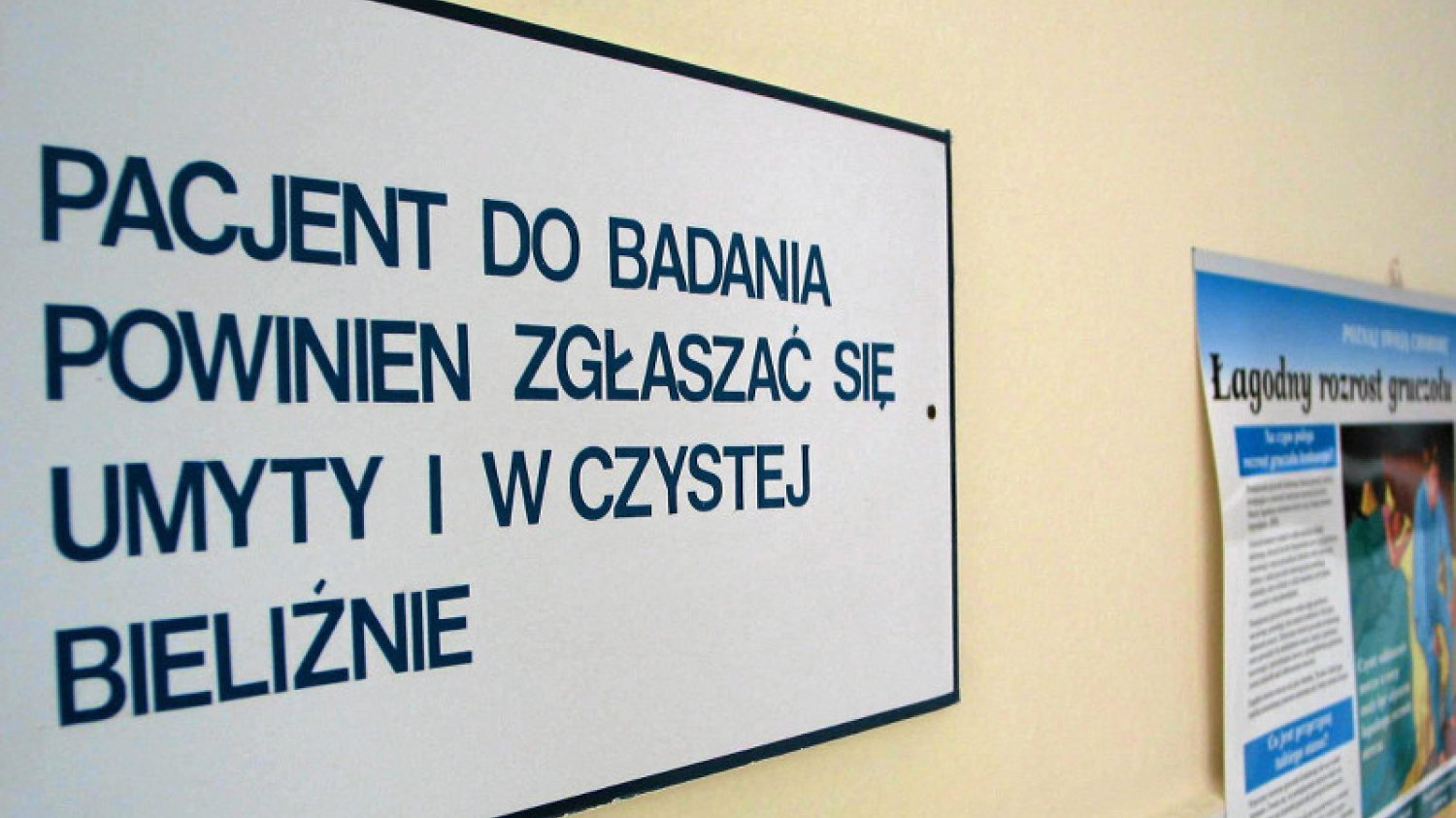 Napis na ścianie w gabinecie lekarskim. Nie ma się co oburzać, bo wielu chorych przychodzi do lekarza nieprzygotowanych...