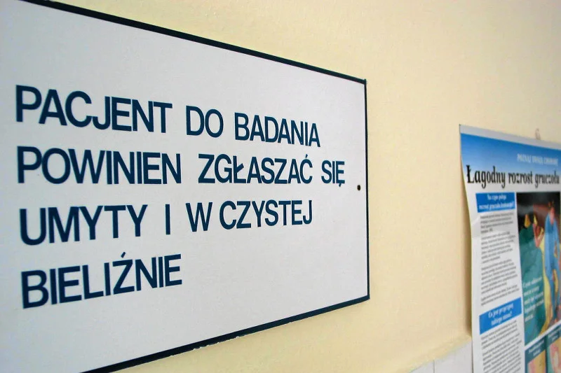 Napis na ścianie w gabinecie lekarskim. Nie ma się co oburzać, bo wielu chorych przychodzi do lekarza nieprzygotowanych...