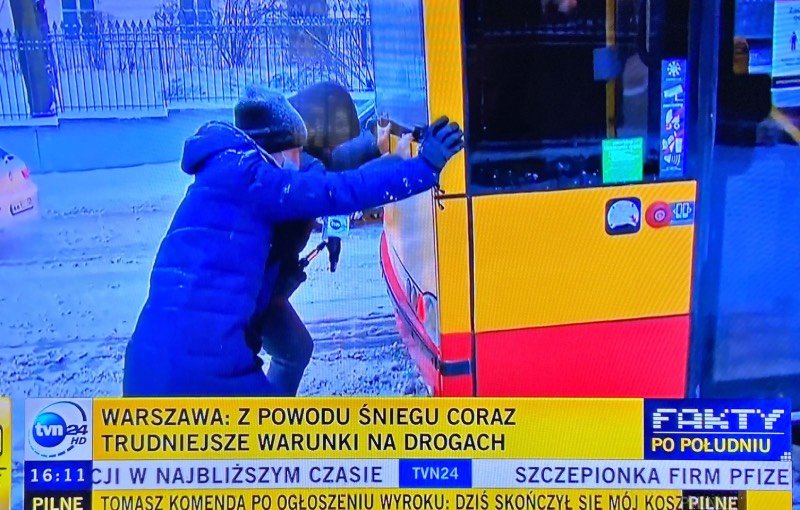 Autobus miał problemy w ruszeniem pod górkę na ulicy Belwederskiej. Paweł Łukasik z TVN24 pomógł autobusowi na ulicy Belwederskiej.