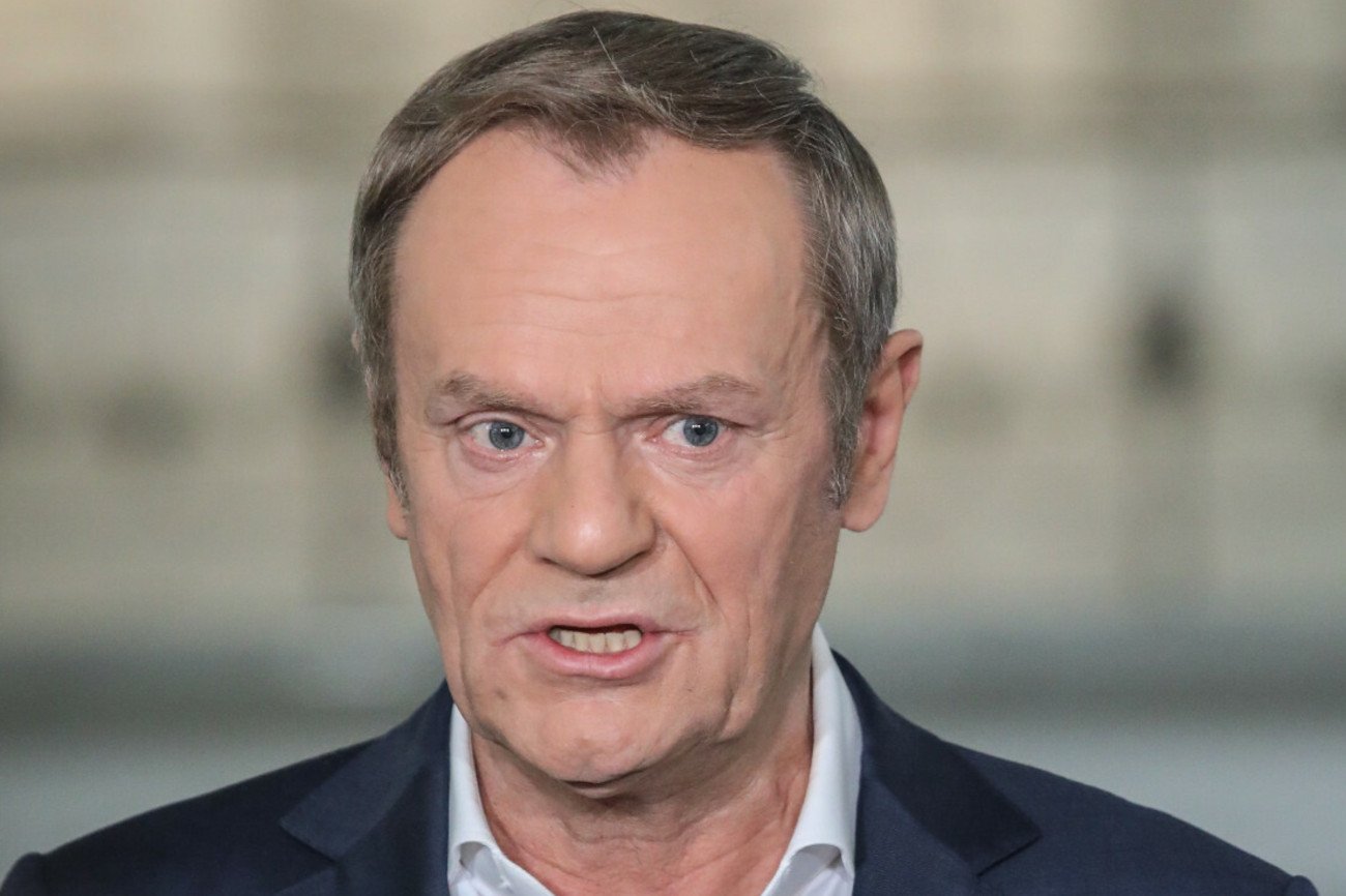 Donald Tusk skrytykował brak zgody niektórych państw na odcięcie Rosji od globalnego systemu płatności międzybankowych SWIFT.
