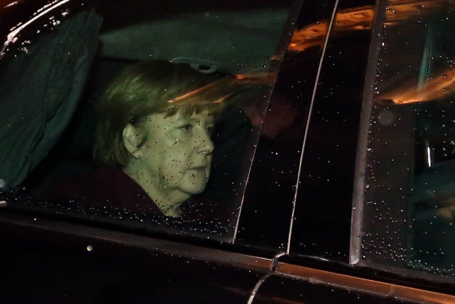 Kierowca Angeli Merkel z Służby Ochrony Państwa wpadł w panikę i przesadził ją do innego auta. Takie informacje podał portal TVN24.