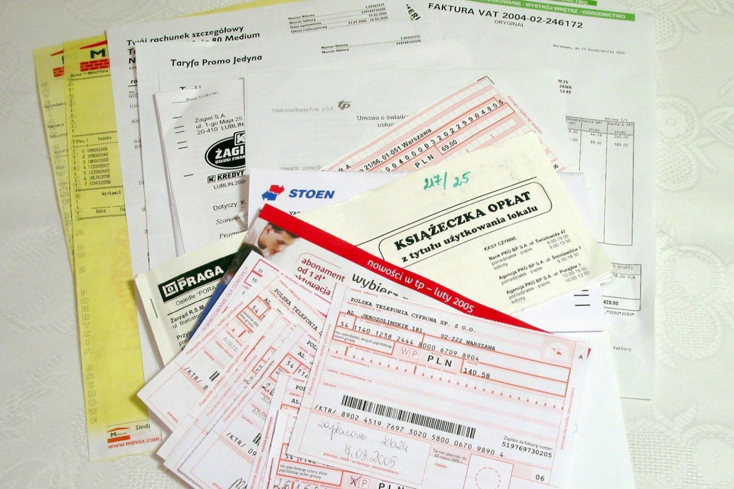 Jakie dokumenty, umowy, rachunki można wyrzucić po czasie? Które dokumenty i rachunki można wyrzucić? Niektóre mają "datę ważności"