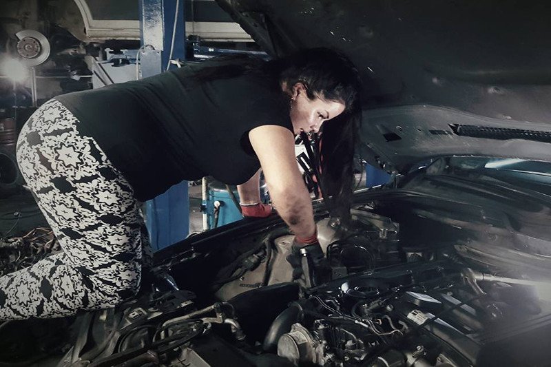 Karolina od sześciu lat naprawia samochody w warsztacie pod Warszawą. Zdecydowała się na taką pracę, bo sama była dyskryminowana.