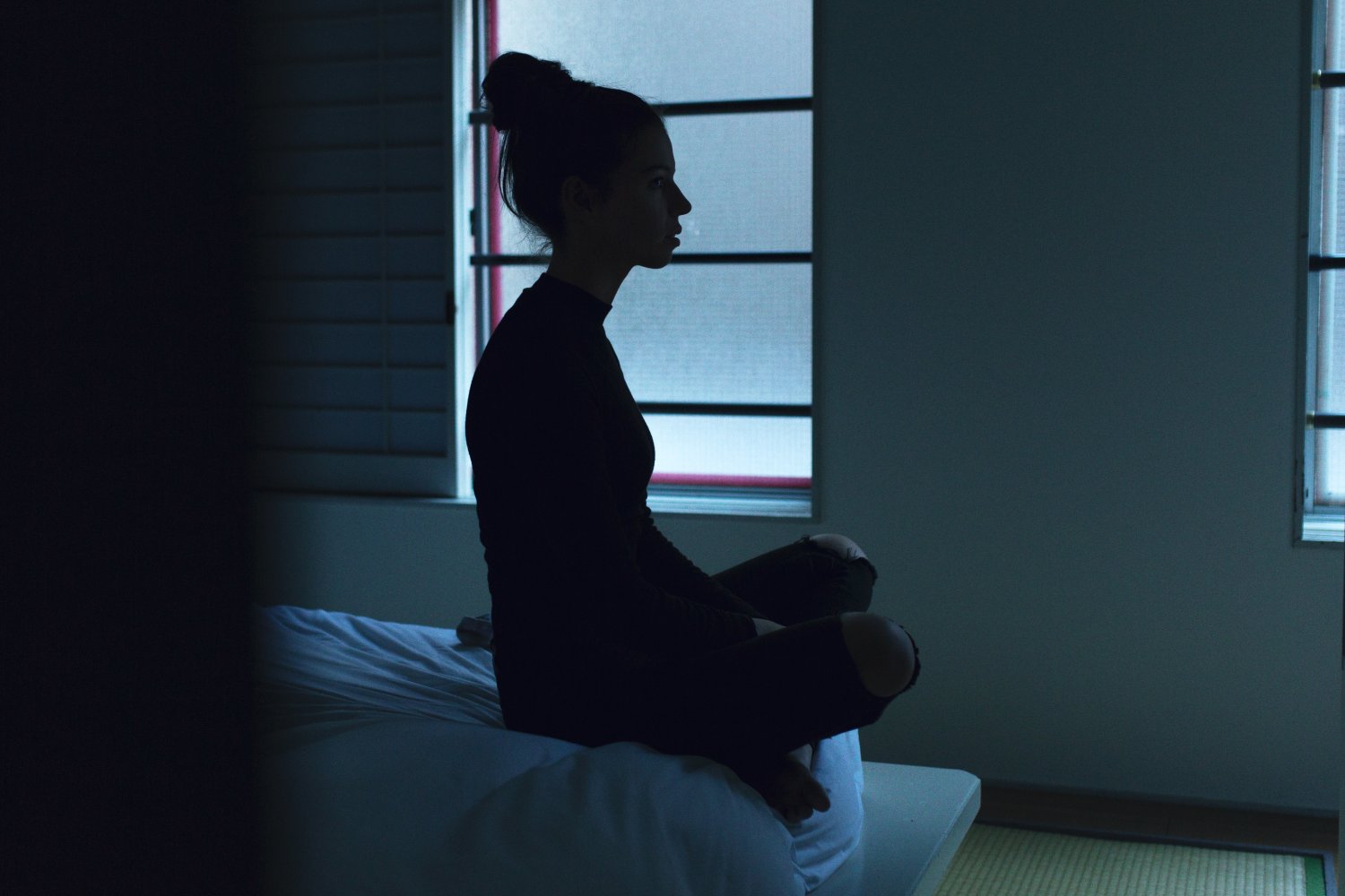 lęk kobiet samotna kobieta siedząca na łóżku