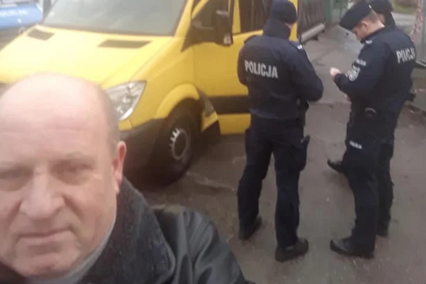 Stanisław Sarnowski napisał "Konstytucja" na własnym samochodzie dostawczym. Spotkał się z drobiazgową kontrolą policji, która sprawdzała nawet historię jego auta.