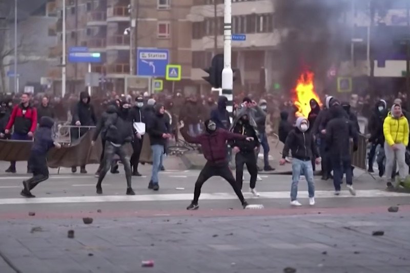 Protesty przeciwko wprowadzeniu godziny policyjnej opanowały Holandię. Na zdjęciu: Eindhvoven.