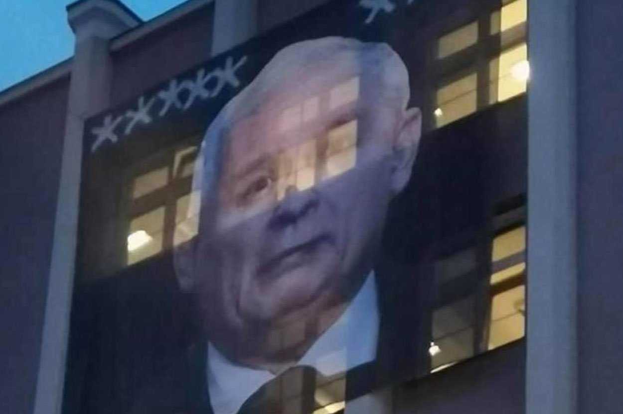 Baner z Jarosławem Kaczyńskim i hasłem antyrządowych protestów zawisnął dziś w Poznaniu. Szybko interwernioła policja.