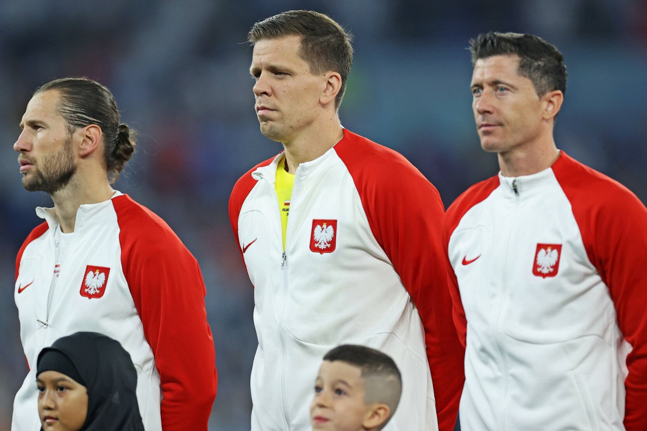 Wojciech Szczęsny (w środku) był najlepszym zawodnikiem reprezentacji Polski podczas mundialu w Katarze.